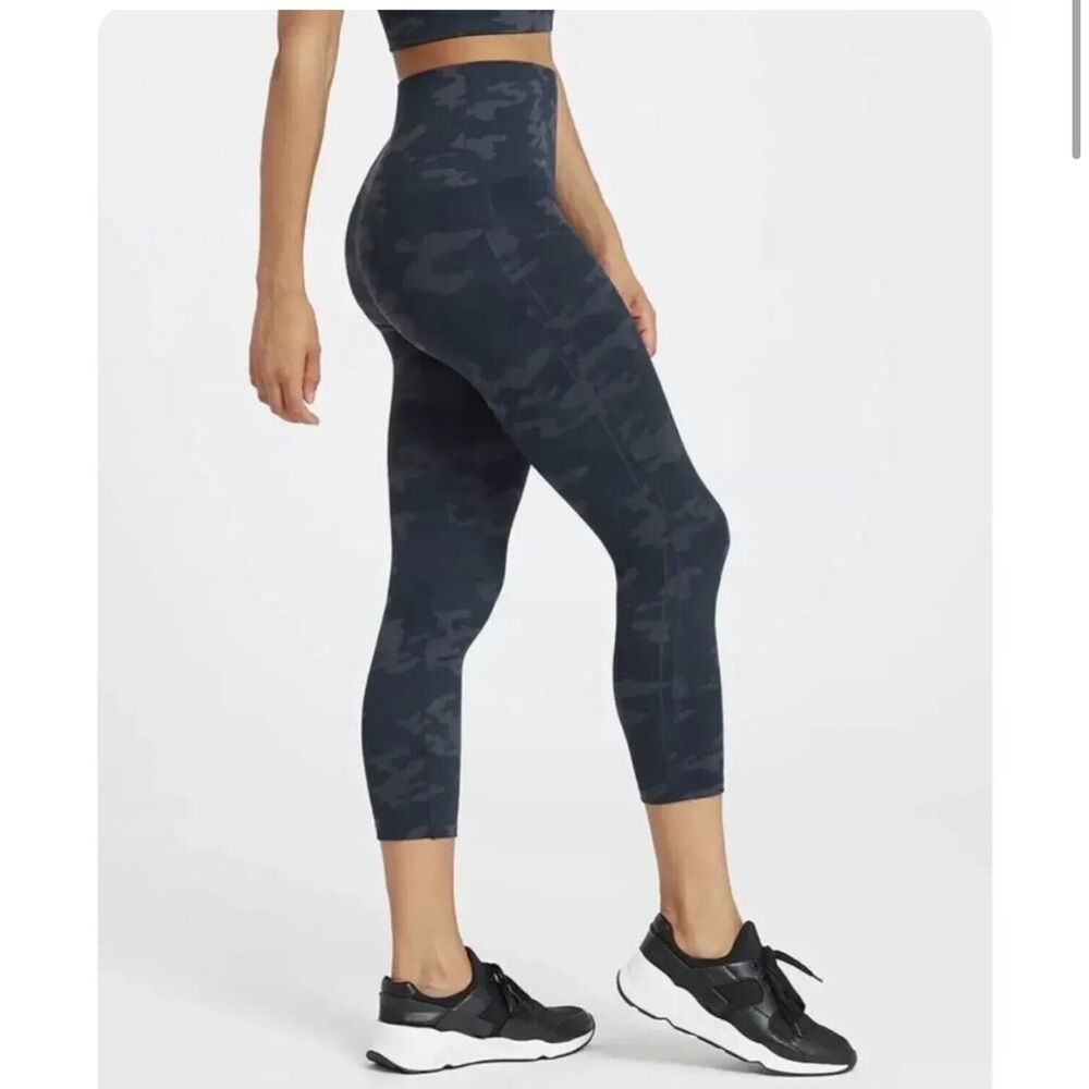 🆕 SPANX Look At Me Now Cropped Leggings Black Camo Women's Size M Medium